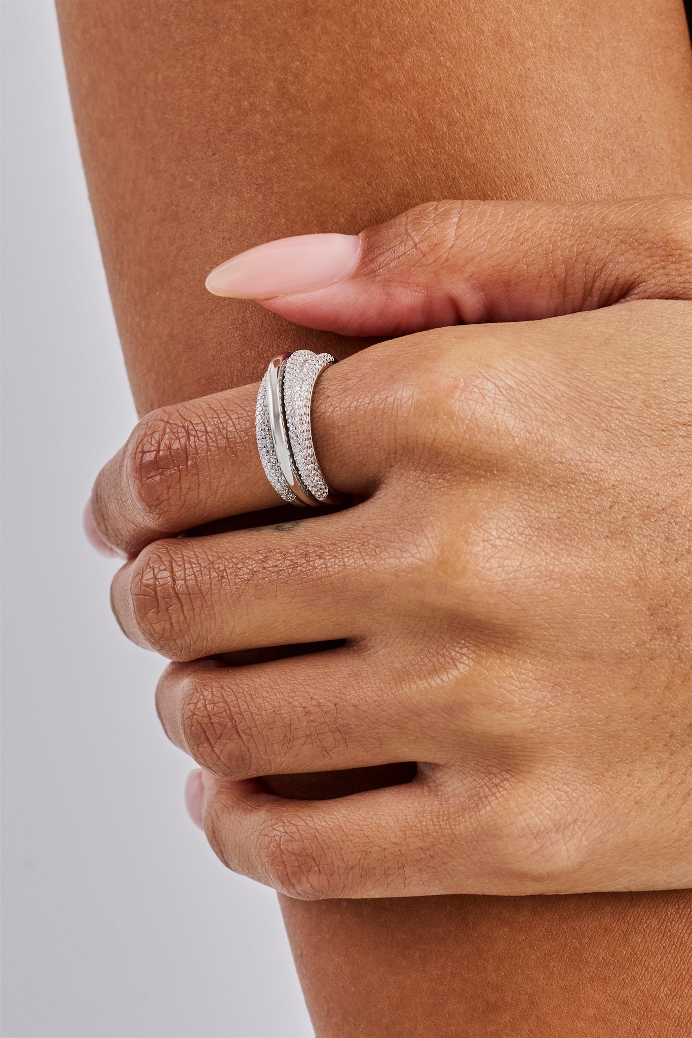 Eisbesetzter, pavé-gefasster, polierter Ring – 8 mm – Weiß